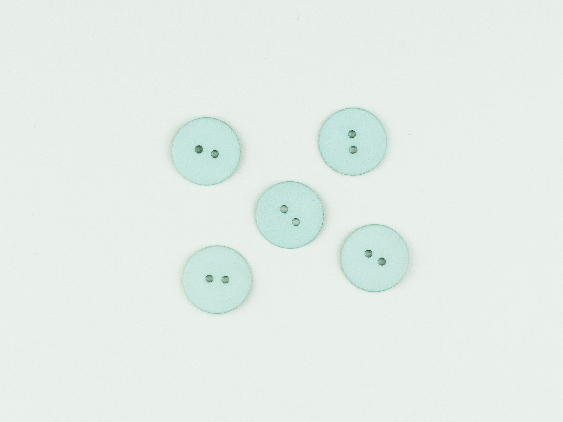 Matt shell buttons with chalky finish 18mm